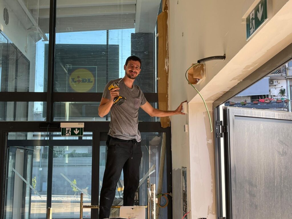 Izik Mimun durante un'installazione di sicurezza presso LIDL Roma