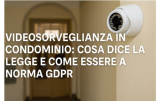 Telecamera di videosorveglianza installata all'ingresso di un condominio, a norma GDPR