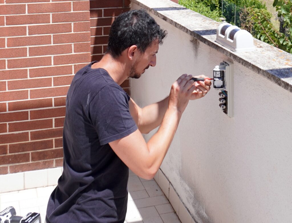 Installazione antifurto perimetrale esterno Ajax in una villa a Roma con Izik Mimun di Mondialtec 