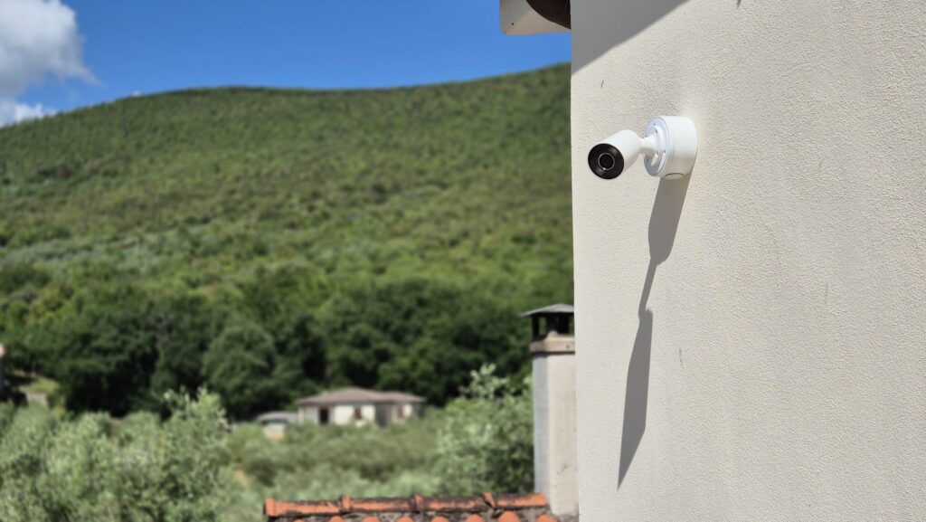 Telecamera videosorveglianza Ajax BulletCam installata a Roma da Izik Mimun della Mondialtec